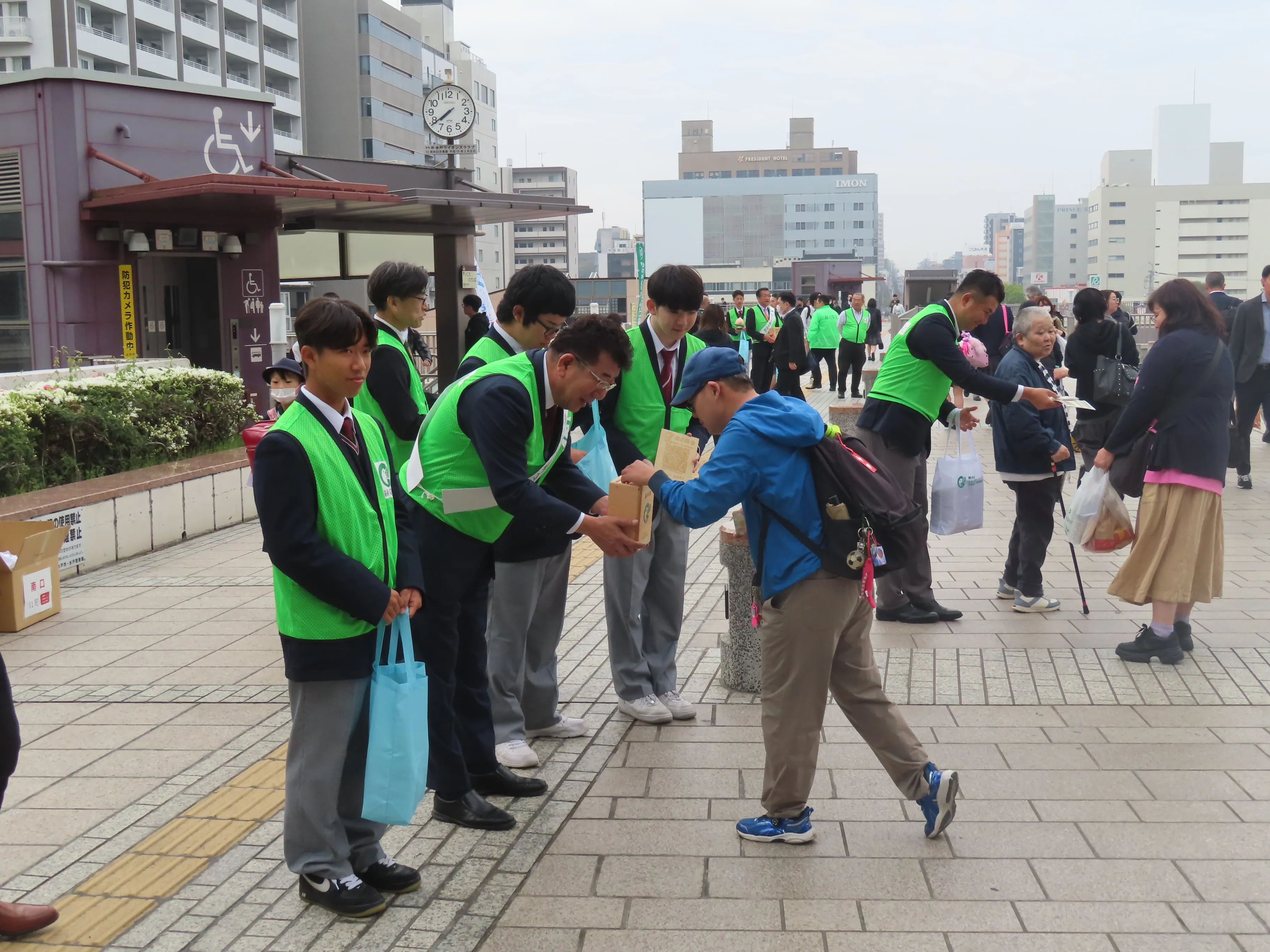 街頭募金の様子２