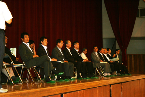 マーチングバンド部の演奏を視察する文教治安委員会委員(県立大洗高等学校)