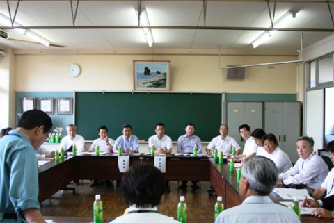 東海中学校の被災状況等の説明を受ける文教治安委員会委員
