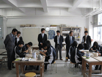 美術科の授業を視察する委員