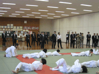 2年生の柔道の授業を視察する委員