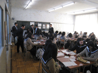 道徳の授業を視察する委員