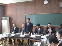 あいさつをする錦織委員長