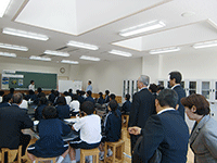 理科の授業を視察する委員の様子