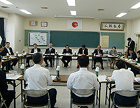 行方警察署担当者から説明を受ける委員の様子