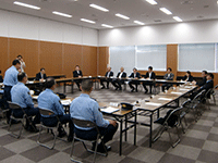 県警察学校長から説明を受ける委員の様子