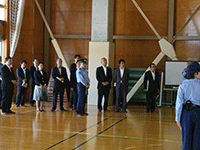 点検教練を視察する委員の様子
