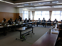 県立水戸第二高等学校長から説明を受ける委員の様子
