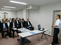 統括保護観察官から説明を受ける委員の様子