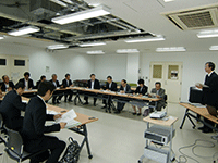 北海道札幌稲穂高等支援学校長から説明を受ける委員の様子
