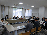 (公財)札幌市芸術文化財団芸術の森事業部長から説明を受ける委員の様子