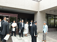 ボランティアスタッフの説明を受け,園内施設を視察する委員の様子