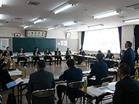 高萩警察署長から説明を受ける委員の様子