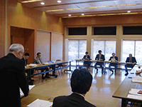天心記念五浦美術館長から説明を受ける委員の様子