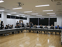 県立つくば特別支援学校長から説明を受ける委員の様子