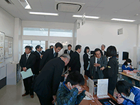 高等部の職業訓練を視察する委員の様子