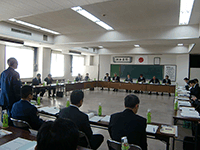 土浦警察署長から説明を受ける委員の様子