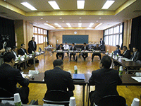県立竜ヶ崎第一高等学校にて説明を受ける委員の様子