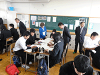 1年生の授業を視察する委員の様子