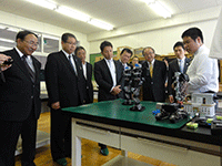 ロボット工学科の生徒から説明を受ける委員の様子