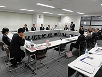 首都高速道路株式会社西東京管理局にて説明を受ける委員の様子