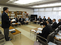 武蔵野東高等専修学校にて説明を受ける委員の様子