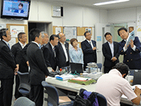 武蔵野東高等専修学校にて説明を受ける委員の様子