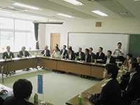 小中一貫教育の特色について説明を受ける委員の様子