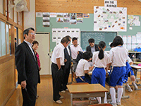 授業の様子を視察する委員の様子