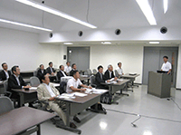 安全運転普及の取り組みについて説明を受ける委員の様子