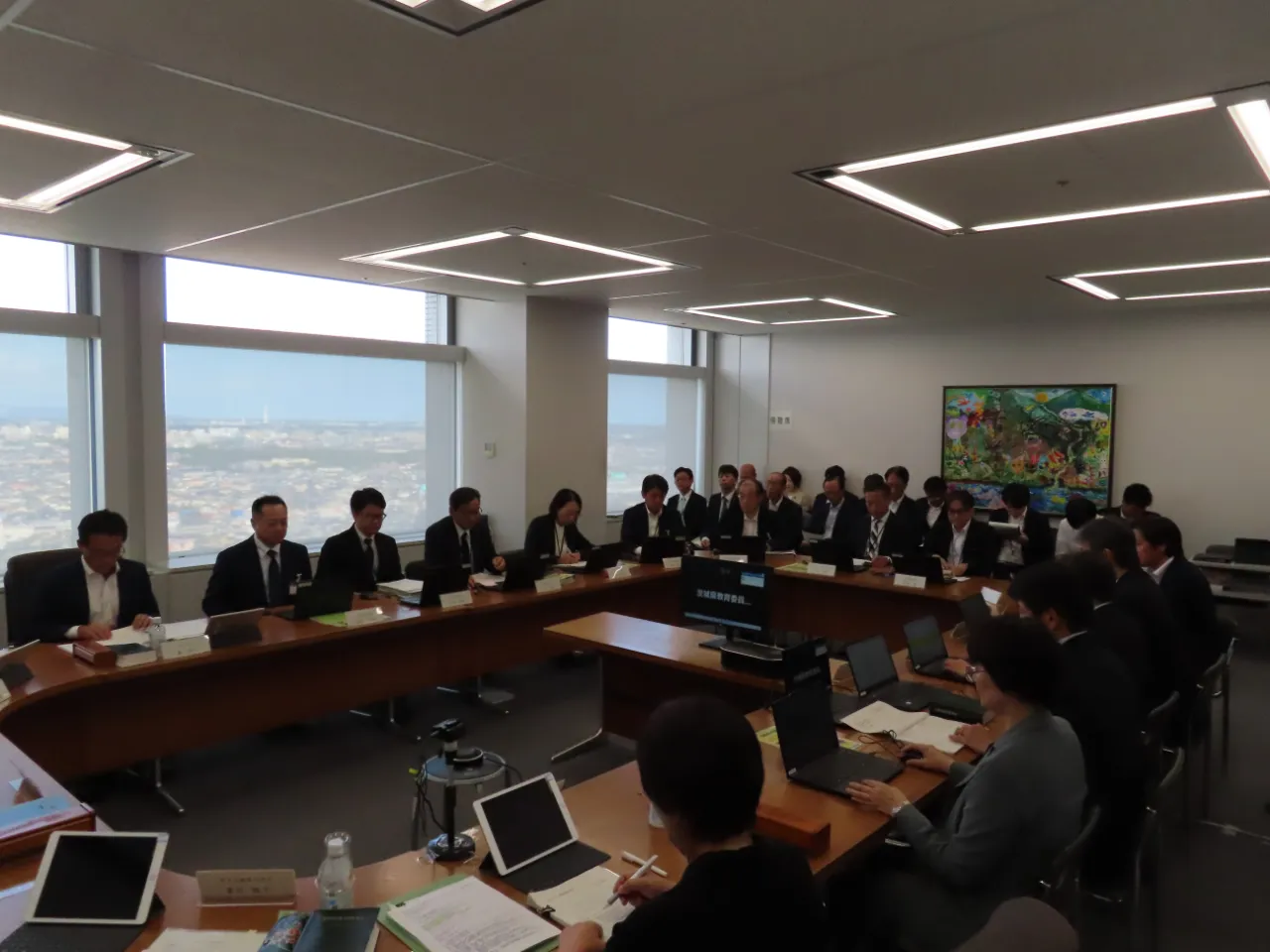 教育委員会を傍聴する委員の様子