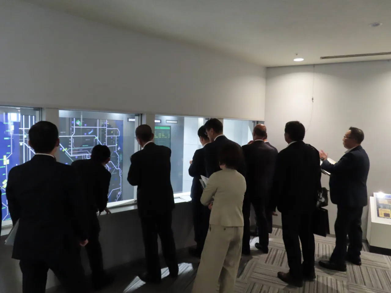 現地を視察する委員の様子