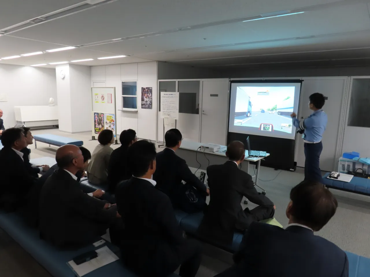 シミュレーターを体験する委員の様子