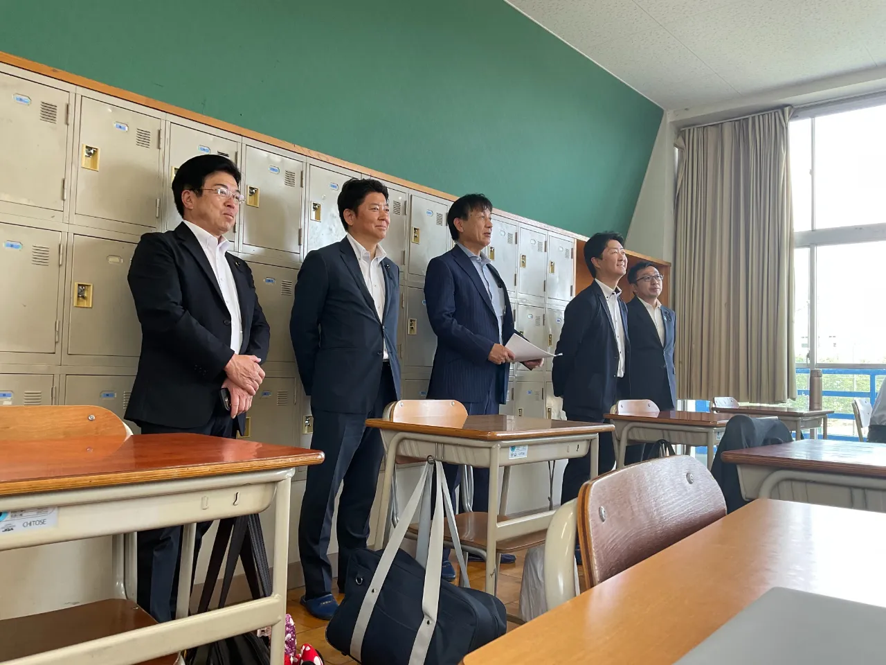 授業を視察する委員の様子