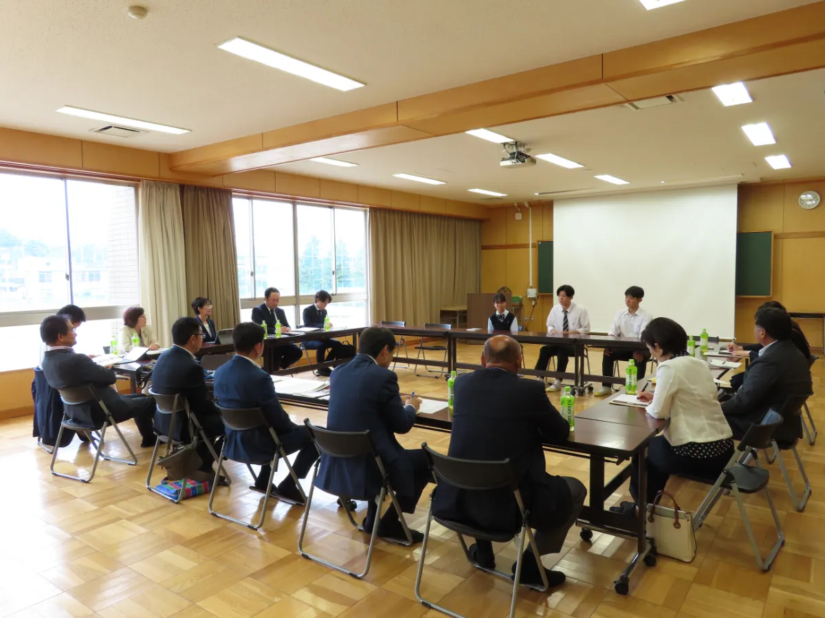 意見交換をする委員の様子