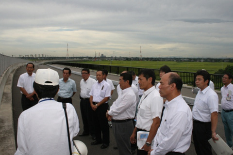 都市軸道路（主要地方道野田牛久線）の整備状況を視察する土木委員会委員