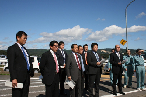 国道２９３号里川橋の被災状況等の説明を受ける土木委員会委員