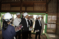 建物内での災害復旧工事の説明・質疑の様子