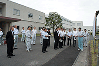 場内での施設の説明・質疑の様子