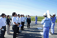 施工現場での工事の説明・質疑の様子
