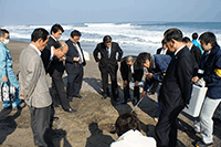 現場での事業の説明・質疑、養浜効果の確認状況の様子