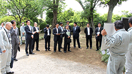 偕楽園公園にて説明を受ける委員の様子