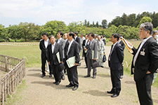 偕現地調査を実施する委員の様子