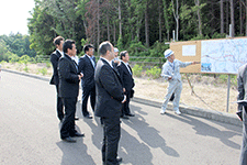 土浦土木事務所から説明を受ける委員の様子