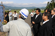 土浦土木事務所から説明を受ける委員の様子