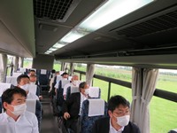 説明を受ける委員の様子(その1)
