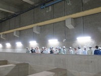 説明を受ける委員の様子(その2)