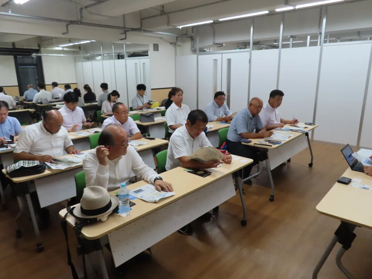 説明を受ける委員の様子