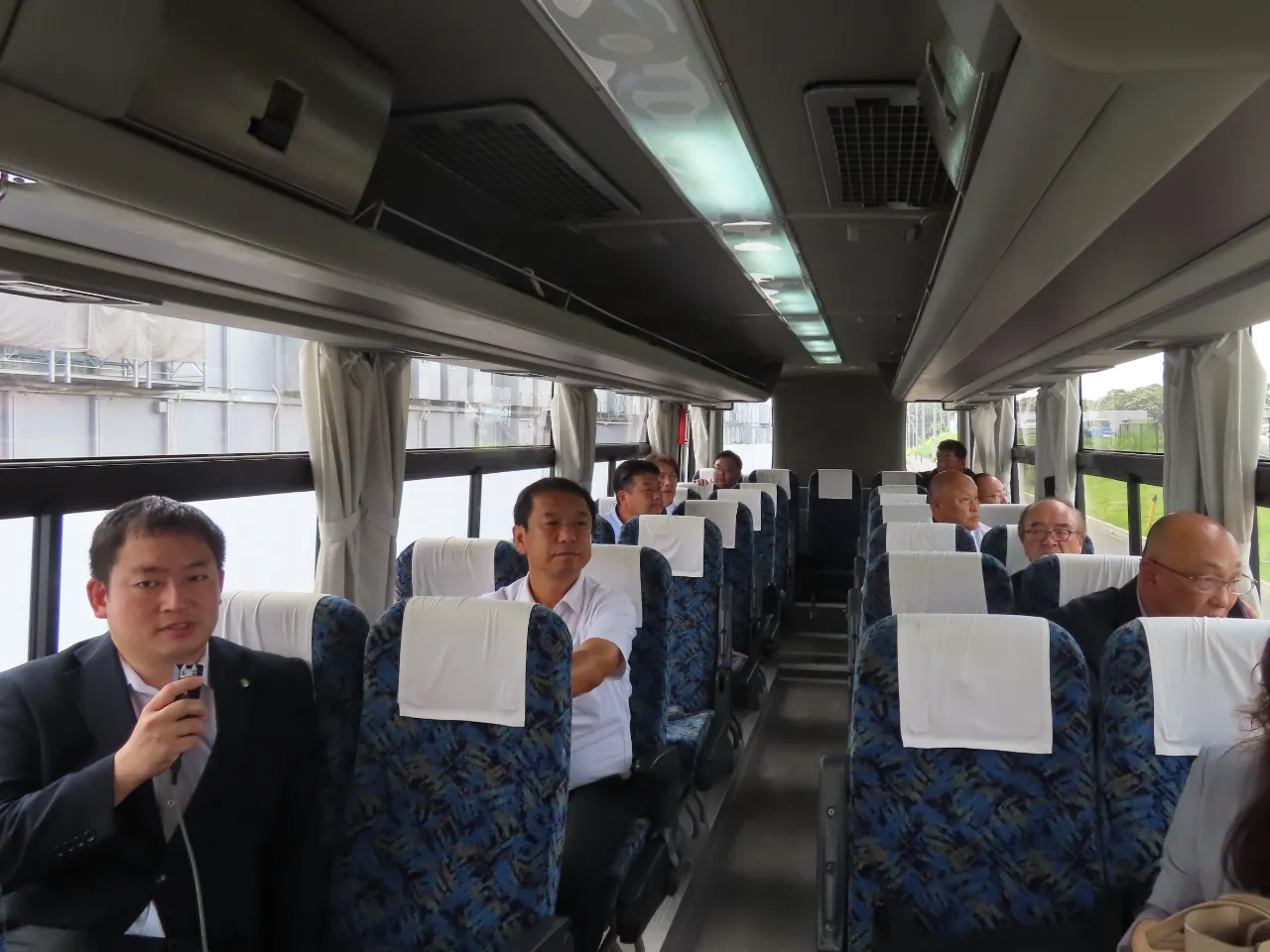 バス車内から視察する委員の様子