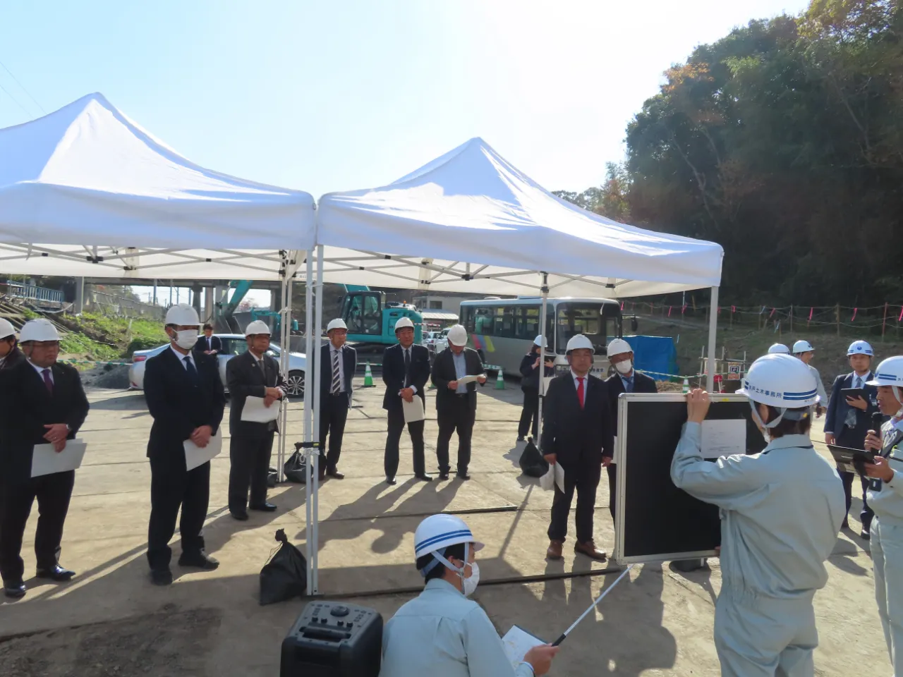 説明を受ける委員の様子